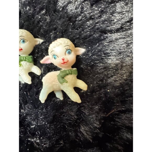 Vintage  PlasticWhite Lamb Figurines With Green Bows - Set Of 2 Miniature - Picture 3 of 6